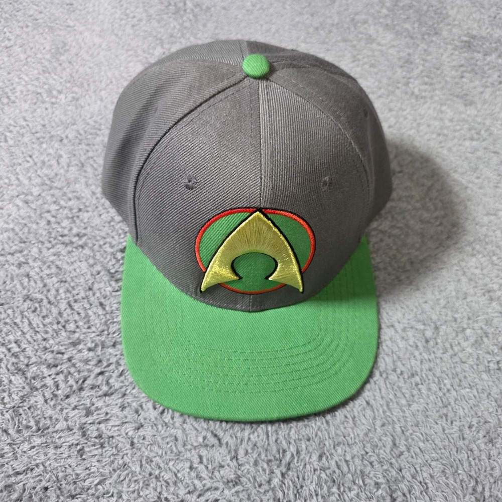 DC Comics Mens OSFM Aquaman Snapback Hat Grey Green Embroidered Trident Logo Cap